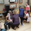 Malí návštěvníci měli možnost si hru na harmoniku vyzkoušet.