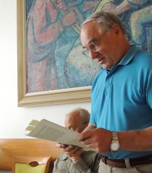 Jan Surý při čtení.