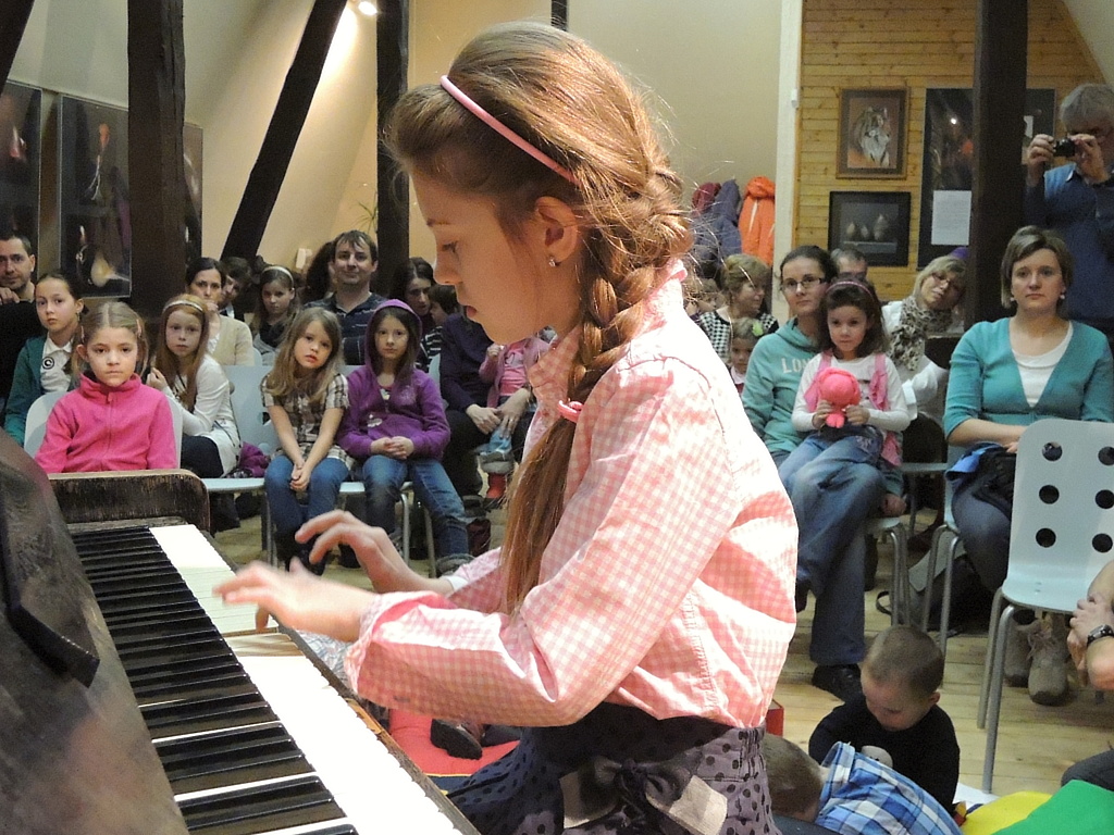 Slečna hraje na klavír